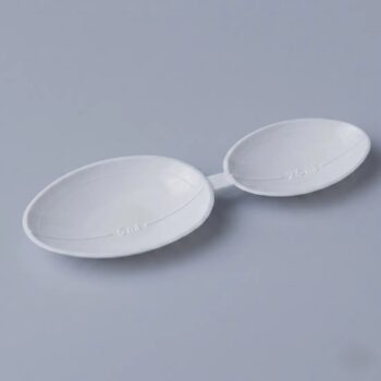 Cullera doble amb una capacitat de 5 ml i 2,50 ml, sense graduacions.